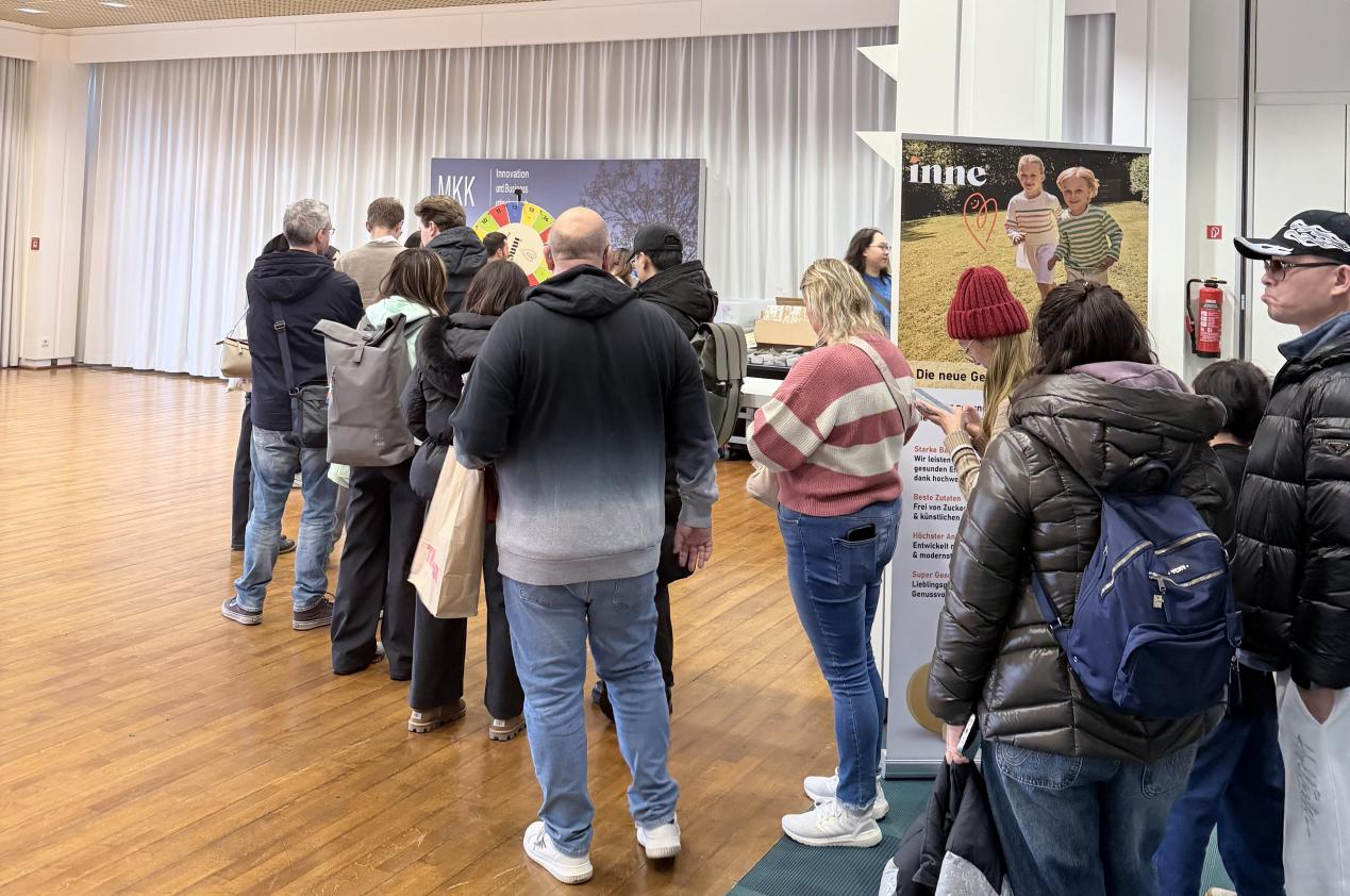 inne抽奖互动区,热情的球迷排起长龙